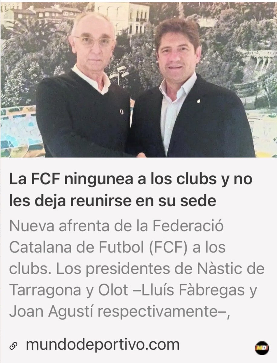 oscar_benitez_b's tweet photo. LA PUERTA CERRADA DE LA FEDERACIÓ

Cuando los clubes quieren hablar, la casa del fútbol catalán les cierra la puerta

Hay imágenes que explican una institución mejor que cien discursos.

Esta es una de ellas: La Federación Catalana de Futbol con su presidente fake al frente.

El contexto: Dos presidentes de clubes catalanes quieren reunirse con otros clubes para escuchar sus problemas, recoger sus inquietudes y trasladarlas posteriormente a la RFEF.

No piden dinero.

No piden privilegios.

No piden cambiar las reglas.

Piden una sala, un espacio físico en donde ellos consideran que es “su” casa.

Llegó el día y seguían sin tener respuesta.

Así que buscaron otro lugar.

Lo encontraron a tres minutos caminando.

Un hotel.

NO ES UNA SALA. ES UNA ACTITUD.

Sería un error reducir lo ocurrido a una discusión sobre disponibilidad de espacios.

Lo que resulta difícil de entender es que una solicitud formal de representantes de los clubes pueda permanecer sin respuesta.

Porque una negativa se puede explicar, la callada por respuesta es mucho más difícil de justificar.

Pero no se acaba aquí, todavía hay una afirmación más seria que deberá ser aclarada por quien corresponda.

Fàbregas y Agustí sostienen que, mientras ellos no recibían respuesta, desde la Federació se habría contactado con distintos clubes para comunicarles que la reunión no se celebraría y que no se les facilitaría la sala, esto es muy grave, deja de ser un tema administrativo para pasar a un tema de respeto, deja educación.

Mi pregunta: ¿Por qué una institución federativa tendría interés en dificultar una reunión de los clubes que forman parte de ella?

Pero la respuesta a la pregunta supongo que tiene que ver en como ciertos perfiles limitados que hoy por hoy gobiernan la federación, entienden el poder.

EL PODER NO PUEDE CONFUNDIRSE CON LA PROPIEDAD

Creo sinceramente que aquí aparece el verdadero problema.

Las federaciones deportivas no son empresas privadas de sus dirigentes.

Quienes ocupan los cargos de gobierno lo hacen temporalmente.

Los clubes, en cambio, son la estructura sobre la que se construye la organización federativa.

Por eso existe una diferencia fundamental entre gobernar una institución y considerarla propia.

Gobernar significa administrar.

Representar.

Escuchar.

Rendir cuentas.

Aceptar la discrepancia.

Facilitar la participación.

La frase de los presidentes del Nàstic y del Olot debería provocar una reflexión profunda:

“La FCF está al servicio de los clubs y no al revés.”

Porque una organización deportiva “sana” no debería tener miedo de que sus clubes hablen.

Debería preocuparse cuando dejan de hacerlo.

Los clubes tienen derecho a discutir.

A discrepar.

A organizarse.

A formular propuestas.

A trasladar sus problemas.

A pedir explicaciones.

Y también a hablar entre ellos.

Eso no debilita una federación.

La fortalece.

Porque el silencio institucional no es participación, es miedo, miedo a no seguir cobrando un mes más, a la espera del incuestionable final.

Por eso este episodio merece algo más que una polémica puntual sobre una sala.

Merece respuestas.

TRES MINUTOS

Hay algo casi simbólico en toda esta historia.

La reunión no desaparece.

No se suspende.

No se silencia.

Simplemente cambia de edificio.

De la sede de la Federació (su casa) al hotel.

Tres minutos de distancia.

Pero quizá esos tres minutos representen mucho más que una caminata.

Representan la distancia que algunos clubes sienten que existe entre ellos y quienes deberían representarlos en la federación.

Y esa distancia no se mide en metros.

Se mide en CONFIANZA.

Una casa que deja de sentirse como la casa de quienes la sostienen corre el riesgo de convertirse simplemente en un edificio de “TOCHOS”.

Felicidades a aquellos Presidentes de Clubs que no se rinden, que no se dejan intimidar por abusones del poder, con katanas o sin ellas, por aquellos elementos chulescos que se quieren apropiar de lo que no es suyo por la via fácil, la intimidación.