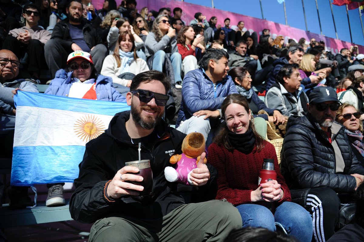 claudiosavoia's tweet photo. Desde Buenos Aires seguimos en la nuestra y no tomamos real dimensión de lo que está pasando en Santa Fe con los Juegos Suramericanos. Un funcionario de la provincia me decía que en solo tres días se emitieron 700 mil tickets y se superó en un 30% la asistencia estimada para los 14 días que dura el evento. Entre las competencias y el FanFest esperaban 2 millones de personas, y ahora creen que se superarán los 2.5 millones. Dos colegas de TN que son santafesinas estaban alucinadas por la fiesta de apertura, y en Rosario está todo dado vuelta: los parques, la gastronomía, la hotelería y las calles llenas de gente. Me alegra tanto. Más allá de los méritos de la organización, es una celebración del deporte y la gente, con visitantes de todo el continente. Bravo!