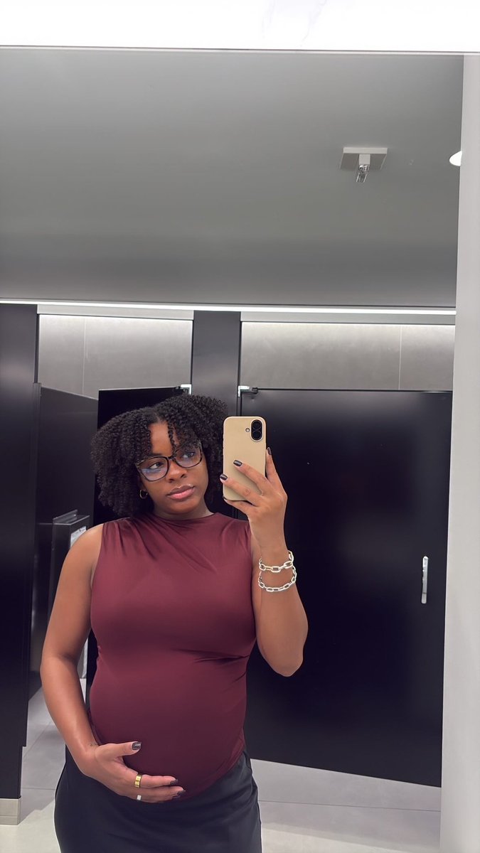 NyaTeeya's tweet photo. Bun’s Lawyer Mommy https://t.co/z70KnkW575