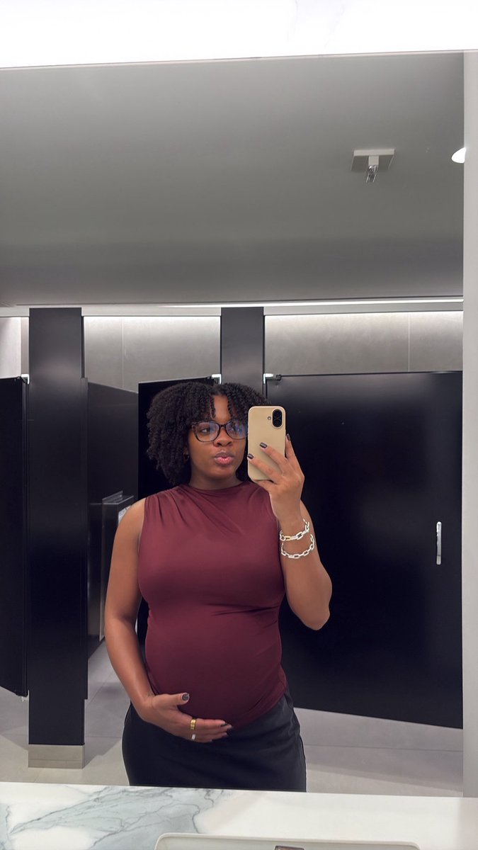 NyaTeeya's tweet photo. Bun’s Lawyer Mommy https://t.co/z70KnkW575