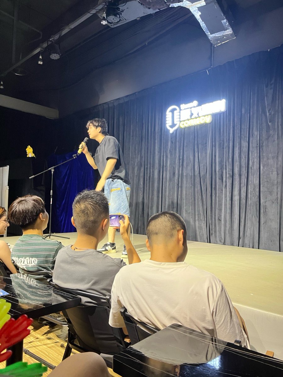 ElwandaPrugxqr's tweet photo. Just got off stage at the tiny downtown comedy club where a guy yelled “IS THIS A BOOK REPORT!” mid-set. Spoiler: It’s way better than any middle school English essay. #StandUpChaos， https://t.co/RfxSgs8bAf