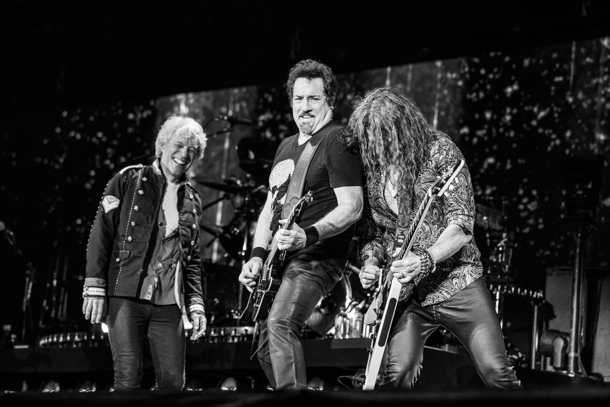 BonJovi's tweet photo. FOREVER TOUR UK 🇬🇧 
What a time it’s been. Singing loud, dancing, seeing the memories you brought with you, and looking back on how far we’ve come together. We’ve loved every minute of the Forever Tour...here’s to what’s next. ❤️

📷: @davidbergman | Chérie Hansson https://t.co/OE6cnXPfgY