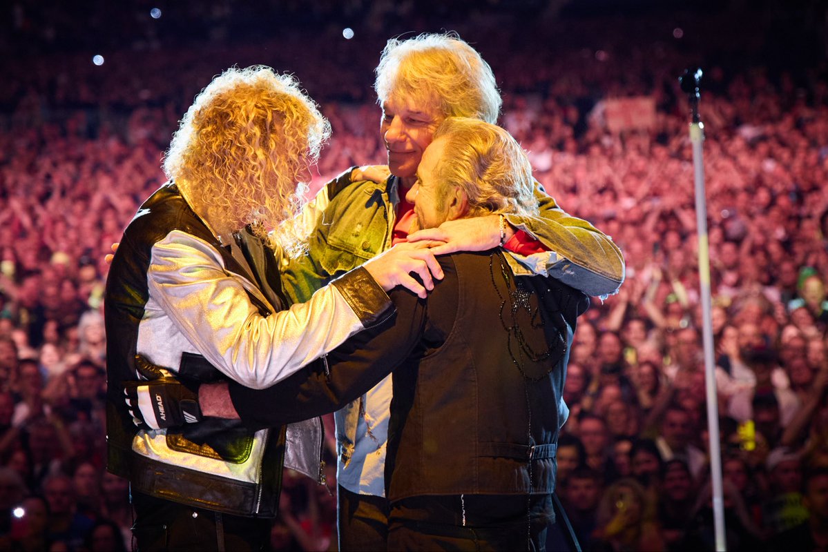 BonJovi's tweet photo. FOREVER TOUR UK 🇬🇧 
What a time it’s been. Singing loud, dancing, seeing the memories you brought with you, and looking back on how far we’ve come together. We’ve loved every minute of the Forever Tour...here’s to what’s next. ❤️

📷: @davidbergman | Chérie Hansson https://t.co/OE6cnXPfgY