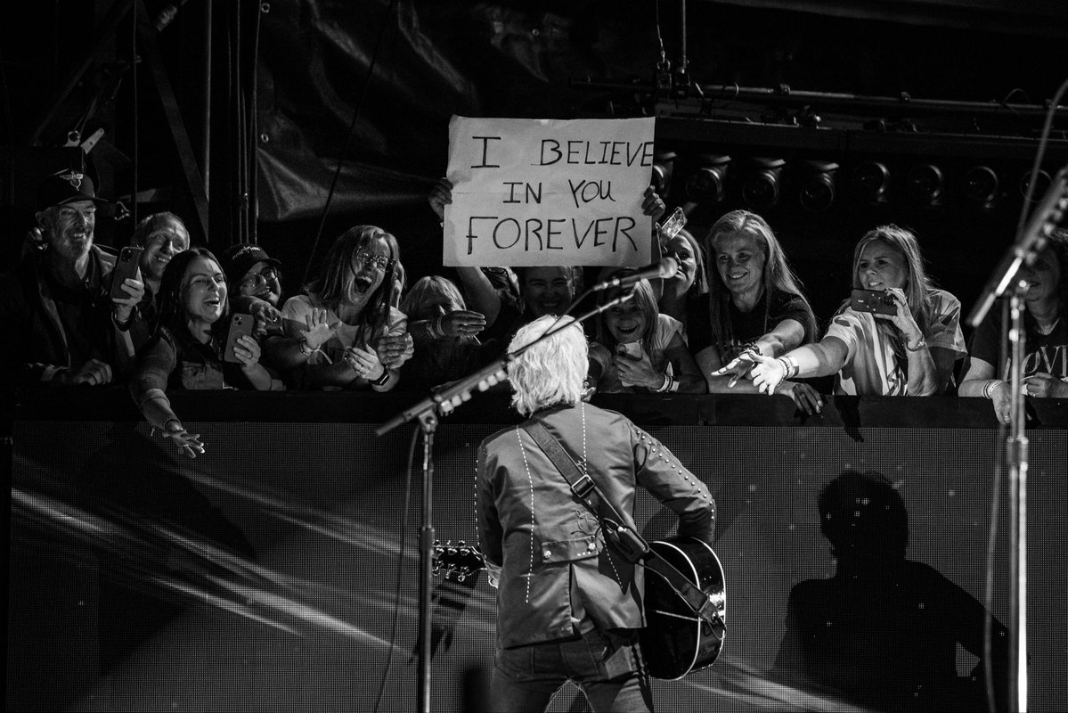 BonJovi's tweet photo. FOREVER TOUR UK 🇬🇧 
What a time it’s been. Singing loud, dancing, seeing the memories you brought with you, and looking back on how far we’ve come together. We’ve loved every minute of the Forever Tour...here’s to what’s next. ❤️

📷: @davidbergman | Chérie Hansson https://t.co/OE6cnXPfgY