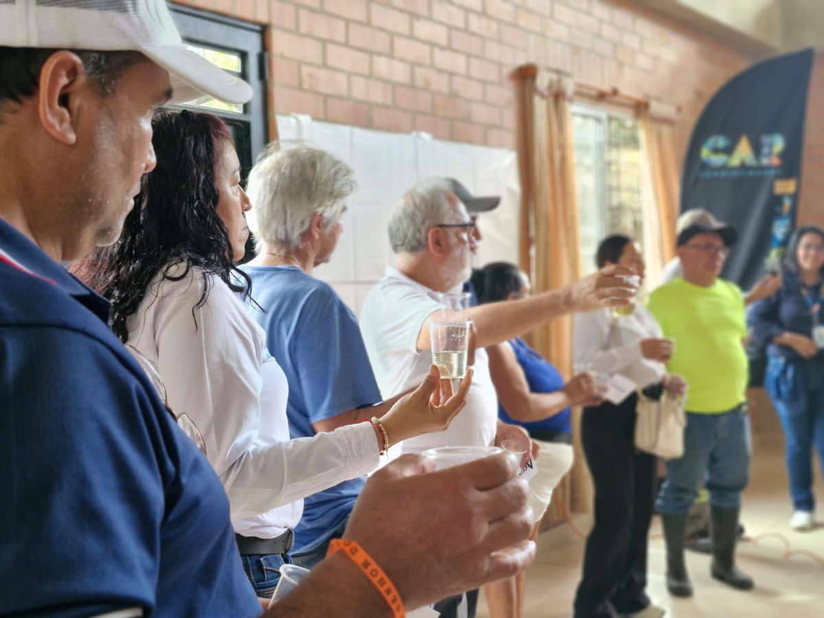 CAR_Cundi's tweet photo. 💧 Iniciamos la socialización para reglamentar el uso de las aguas de la quebrada La Campos, que abastece acueductos de Anapoima, Apulo y El Colegio.

Así fortalecemos la gobernanza del recurso hídrico y promovemos una distribución equitativa y eficiente. 🌿 https://t.co/n9pk2DzATX