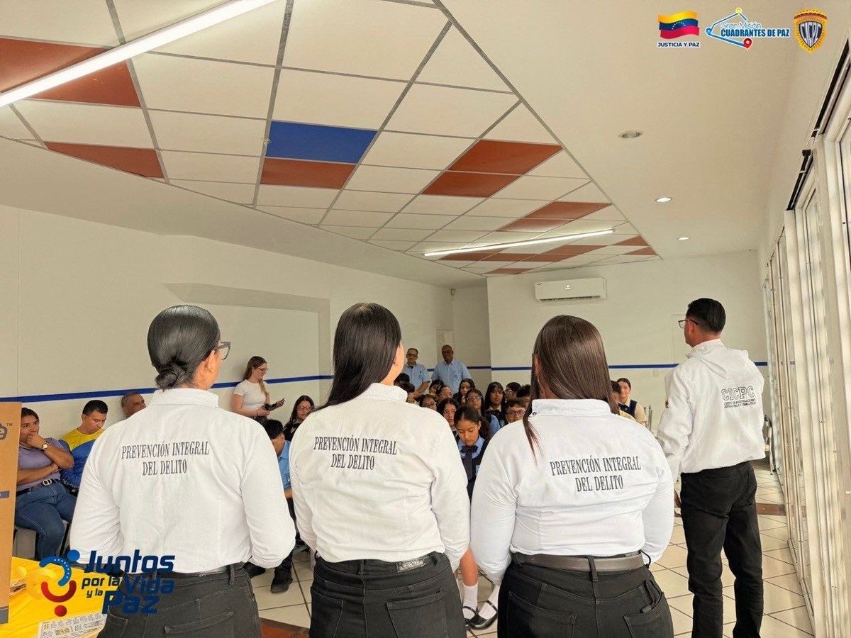 DMELTOCUYO's tweet photo. funcionarios de la delegación municipal el tocuyo realizaron jornada en la u.e. simón rodríguez sobre prevención de la conducta suicida. orientados por el c/j manuel mogollón y la comisario flor bravo, compartimos con los jóvenes para promover la escucha activa y el apoyo. https://t.co/dLQqnL5cT2