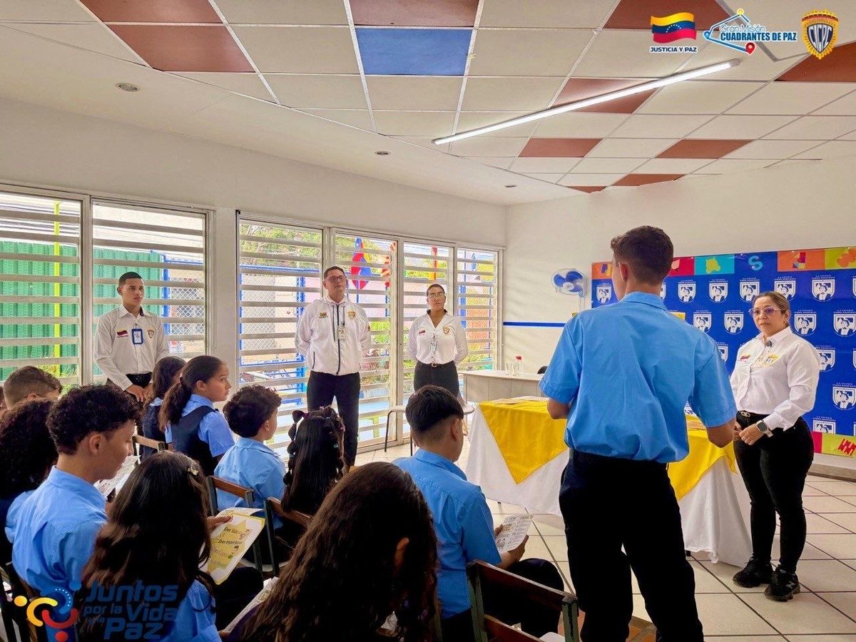 DMELTOCUYO's tweet photo. funcionarios de la delegación municipal el tocuyo realizaron jornada en la u.e. simón rodríguez sobre prevención de la conducta suicida. orientados por el c/j manuel mogollón y la comisario flor bravo, compartimos con los jóvenes para promover la escucha activa y el apoyo. https://t.co/dLQqnL5cT2