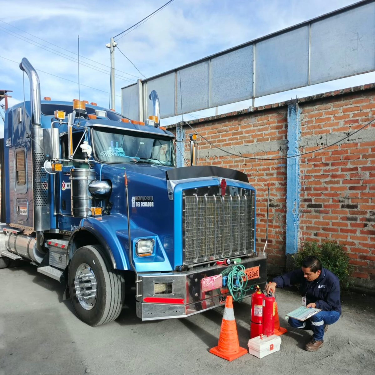 ARCH_Ec's tweet photo. ✅ #ARCHControla

Inspeccionamos 🚚 vehículos de transporte de #GLP y áreas de almacenamiento de cilindros en #Carchi. 

Nuestros técnicos revisaron señalética, equipos de seguridad, llantas y luces, asegurando que la operación cumpla con las condiciones técnicas requeridas.🇪🇨 https://t.co/SVxMH6qicS