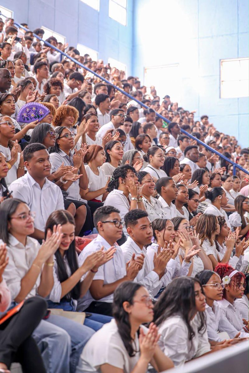 LMDECAMPS's tweet photo. Por primera vez, desde el @EducacionRDo y el Mescyt articulamos esfuerzos para que nuestros bachilleres pasen directamente de la escuela a la educación superior con una beca. Hoy acompañamos la entrega de 10,000 oportunidades para jóvenes de todo el país. 🇩🇴 https://t.co/lBg5bvHkBK