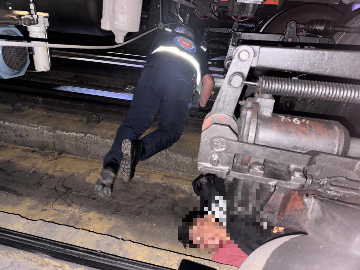 Gposiadeoficial's tweet photo. *_SE ACTIVAN LOS PROTOCOLOS DE SEGURIDAD EN LA ESTACIÓN DE METRO MIXCOAC LINEA 7 POR UNA PERSONA QUE PROBABLEMENTE SE ARROJA A LAS VÍAS DEL METRO_*

*Fecha:* Jueves 17 de Septiembre de 2026
*Entidad:* Ciudad de México
*Alcaldía:* Benito Juárez 
*Domicilio:* Benvenuto Cellini  
*No. Ext:* S / N 
*Entre Calle:* Circuito Interior (Avenida Revolución)  
*Colonia:* Mixcoac 

Se activan los protocolos de Seguridad en la estación Mixcoac Línea 7 por una persona que probablemente se arroja a las Vías del Metro. Se presenta personal de Seguridad Física y Seguridad Industrial del Sistema de Transporte Colectivo Metro de la estación y personal de Policía Auxiliar. Con apoyo de la Patrulla MX – 375 – D 4 de Sector. Unidad Médica de Protección Civil de la Alcaldía, Unidad médica 696 de SAMU y equipos de Vulcanos. El personal de campo desaloja a los usuarios del convoy proceden a realizar maniobras de rescate para la recuperación de la persona. Lo avanzan al cubículo de la estación para su valoración. El personal médico realiza la valoración de paciente *_masculino de aproximadamente 35 años quien cuenta con signos vitales y lo ingresan a la ambulancia en camilla. Dx. TCE. Severo._* El personal de campo indica que se reanuda el servicio del Metro. Continúan las investigaciones y se retiran los servicios de emergencias del lugar del incidente.