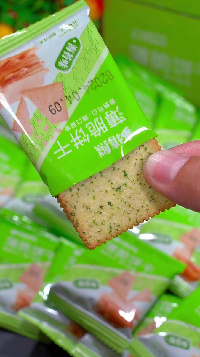 lottf081951's tweet photo. Just shared a pack of crispy seaweed crackers with my deskmate! Nothing beats small, sweet snack moments with friends https://t.co/RfuVlb0zKj