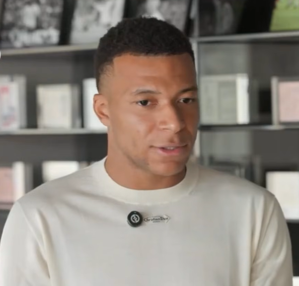 theMadridZone's tweet photo. 🚨 Kylian Mbappé: "My assist to Espi against Elche? You have to PASS the ball.

Maybe I could've scored if I took the shot, but he was alone, so it would 100% be a goal.

So there wasn't a single moment where I thought of shooting that, I was always planning to pass it.

I prefer to WIN over anything else."