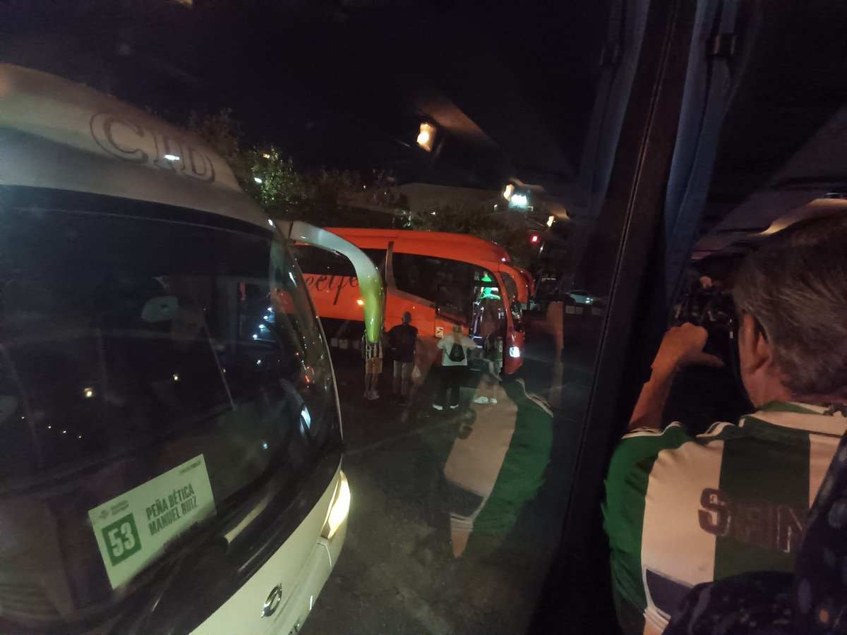RuizdeAlarcon's tweet photo. Creo que estamos tardando más que cualquier día en salir. Atasco para buses. #Betis https://t.co/NF6QMbQWic