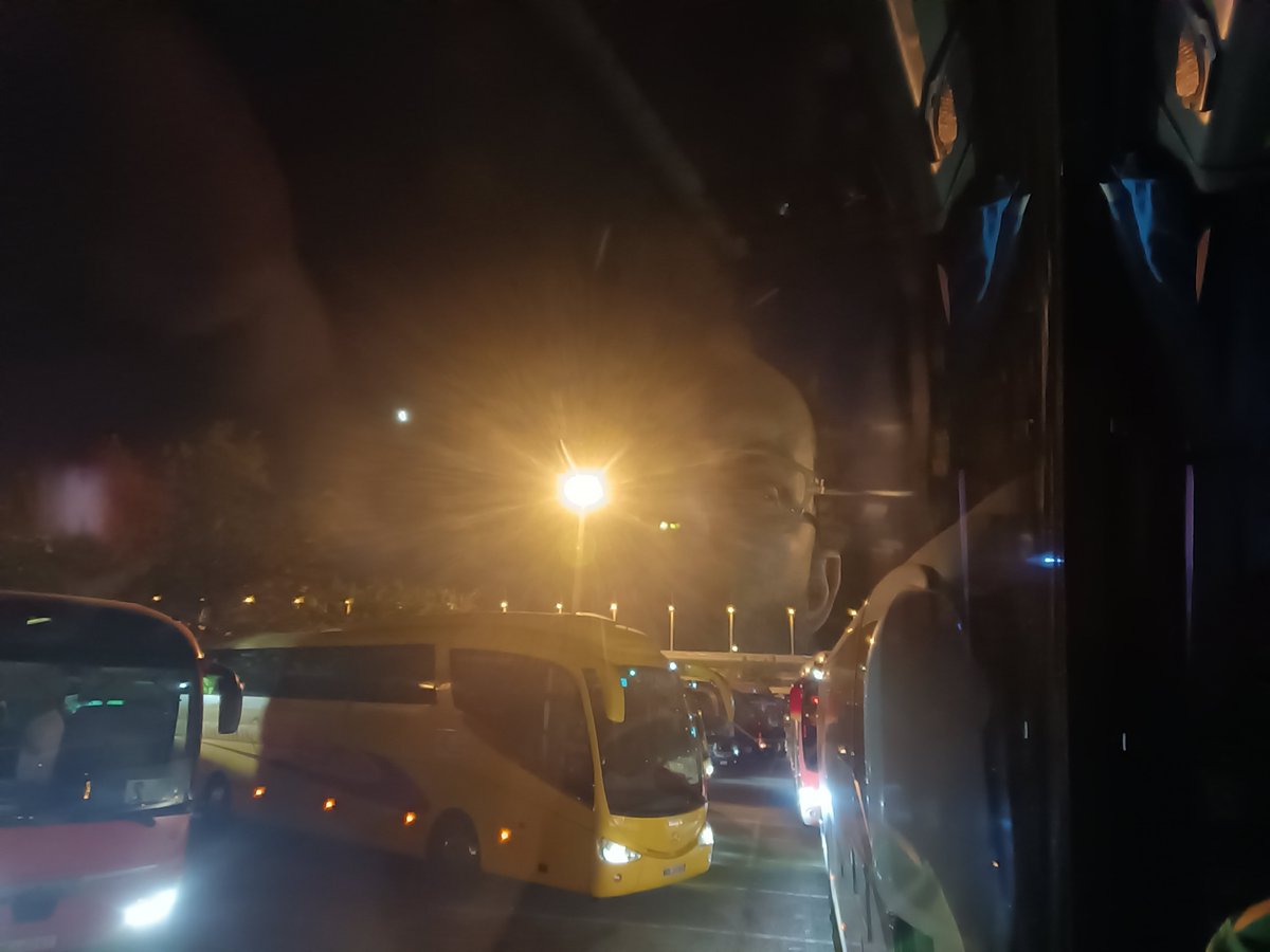 RuizdeAlarcon's tweet photo. Creo que estamos tardando más que cualquier día en salir. Atasco para buses. #Betis https://t.co/NF6QMbQWic