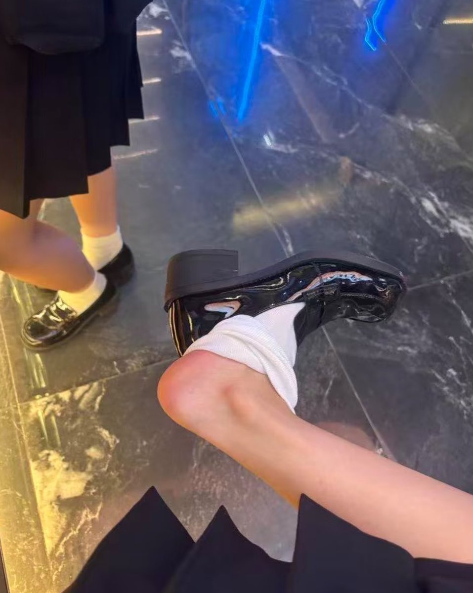 Lisoeput's tweet photo. 一群无能的傻逼阳痿贱公狗，你现实中的地位再高，赚的钱再多也只能被你祖宗穿了几天的臭棉袜脚踩在地上，供奉你祖宗高贵的臭脚底 #atm奴 #榨金 #贡奴 #jk #绿帽ntr https://t.co/GHHiXCY5tF