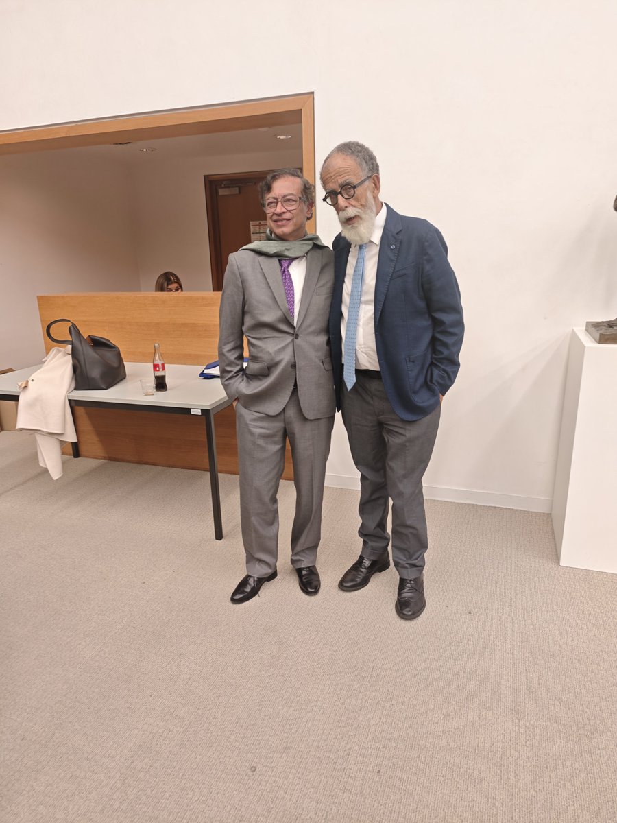 petrogustavo's tweet photo. Si llegáramos a tener un apagon no sería más que por drogadicción codiciosa al gas porque tienen 8 billones ya en la caja puestos por mi gobierno para comprarle a un millón de familias pobres colombianas sus techos de paneles solares y entonces acolgen no sería un gremio de seis sino de un millón de familias generadoras de buena energía y barata; energía que viene de lo que más tenemos que es sol

Pero no se han dado cuenta que la sequía que viene a asolarnos la produce el consumo de sus propios  hidrocarburos adictivos.