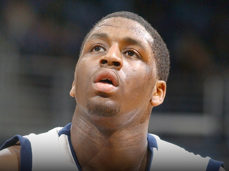 TMZ's tweet photo. 🕊️ Mike Sweetney, ex-Georgetown star and NBA player, has died at 43.

What we know: https://t.co/VWFTMGS8fk https://t.co/4AZXZGxvdK