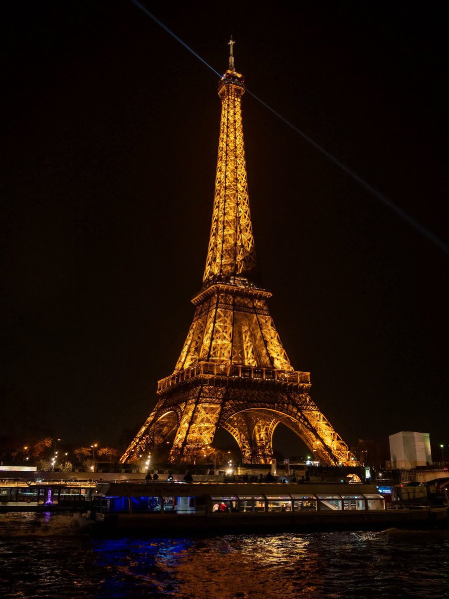 earthviewss1's tweet photo. Eiffel Tower, Paris France 🇫🇷 https://t.co/9nWf0FAIg1