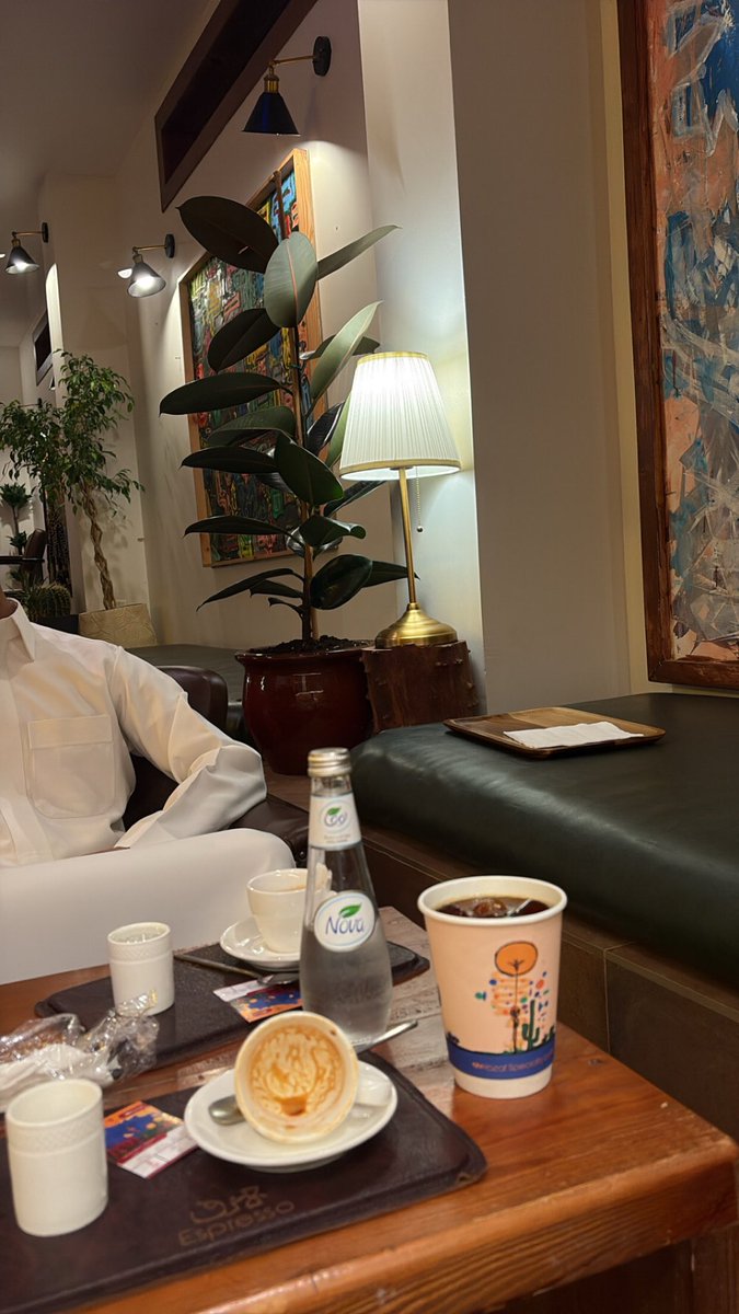 8llin9's tweet photo. بعد ما تجاذبنا السوالف عتب وإجدال
طواه السكوت وغيّر الصمت سالفته 

على قد قلبي مد جرحه .. وقام وقال
دقيقه وأجي لك وأربع سنين ماشفته https://t.co/hFRy9SAhtS