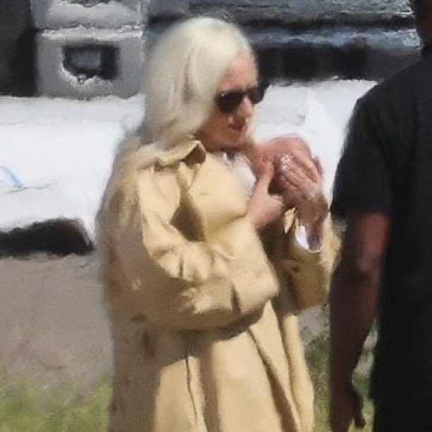 infogagabr's tweet photo. 🏳️‍🌈PEOPLE confirma nome de Rose Bean, filha de Lady Gaga, e afirma que o nome foi inspirado em Carl Bean, ativista gay, negro e religioso, que também inspirou a criação da icônica “Born This Way”.

Rose Bean nasceu em 9 de junho, no mês do Orgulho LGBTQIAPN+. 💗 https://t.co/nk4o1j06fa