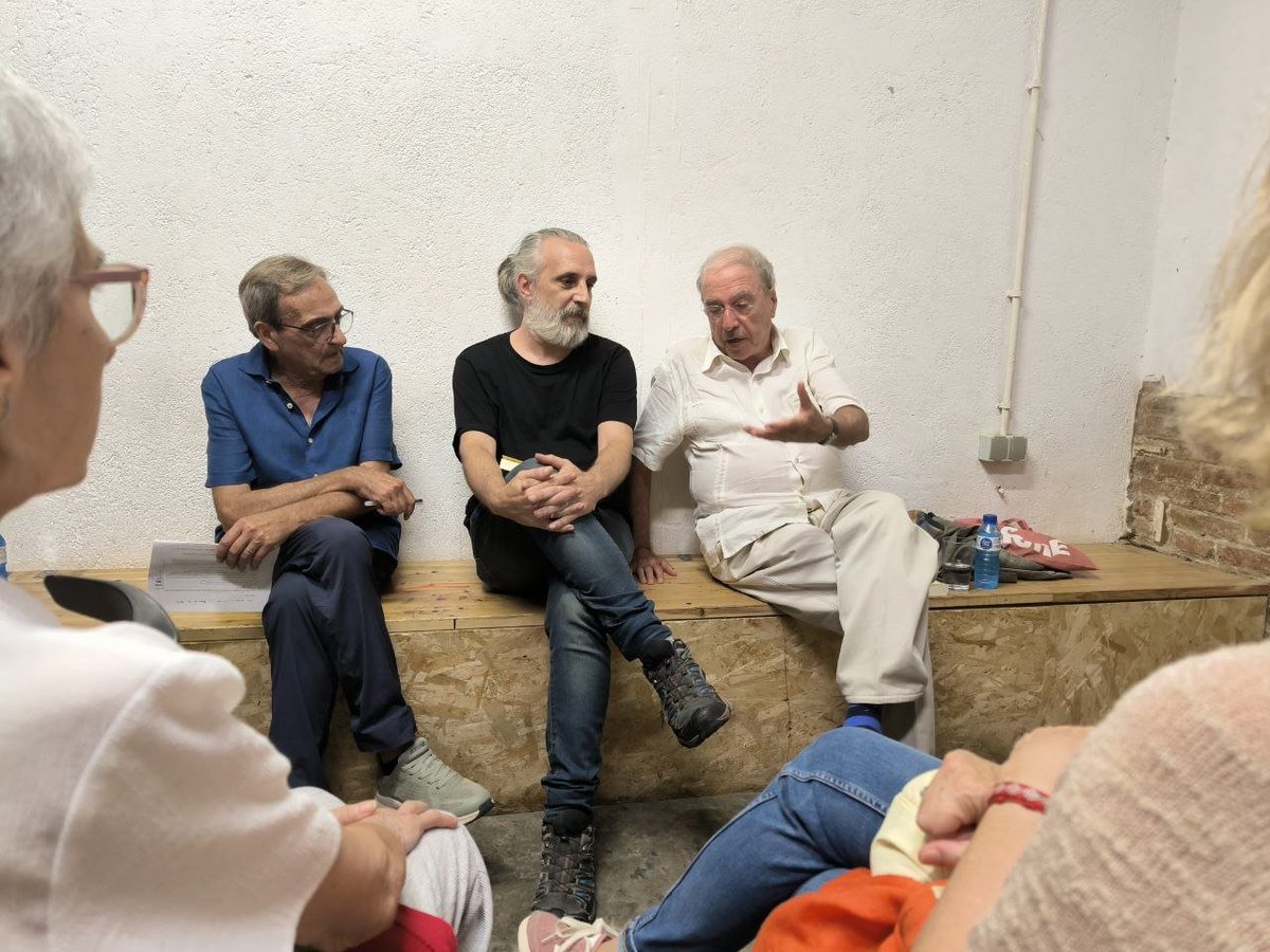 REvolucionemNos's tweet photo. A la presentació del llibre "La revolució pendent", de la Blanca Serra i Carles Benítez, s'han dit moltes coses interessants:
Julià: la revolució que tenim pendent és capgirar aquest país.
El que no teníem l'1 oct i que tenim pendent és gent militant capaç de pensar, organitzar-se i actuar.
Carles: més enllà de sortir i anar-se'n a casa i esperar un any més (11S), cal alguna cosa més.
#BlancaSerra