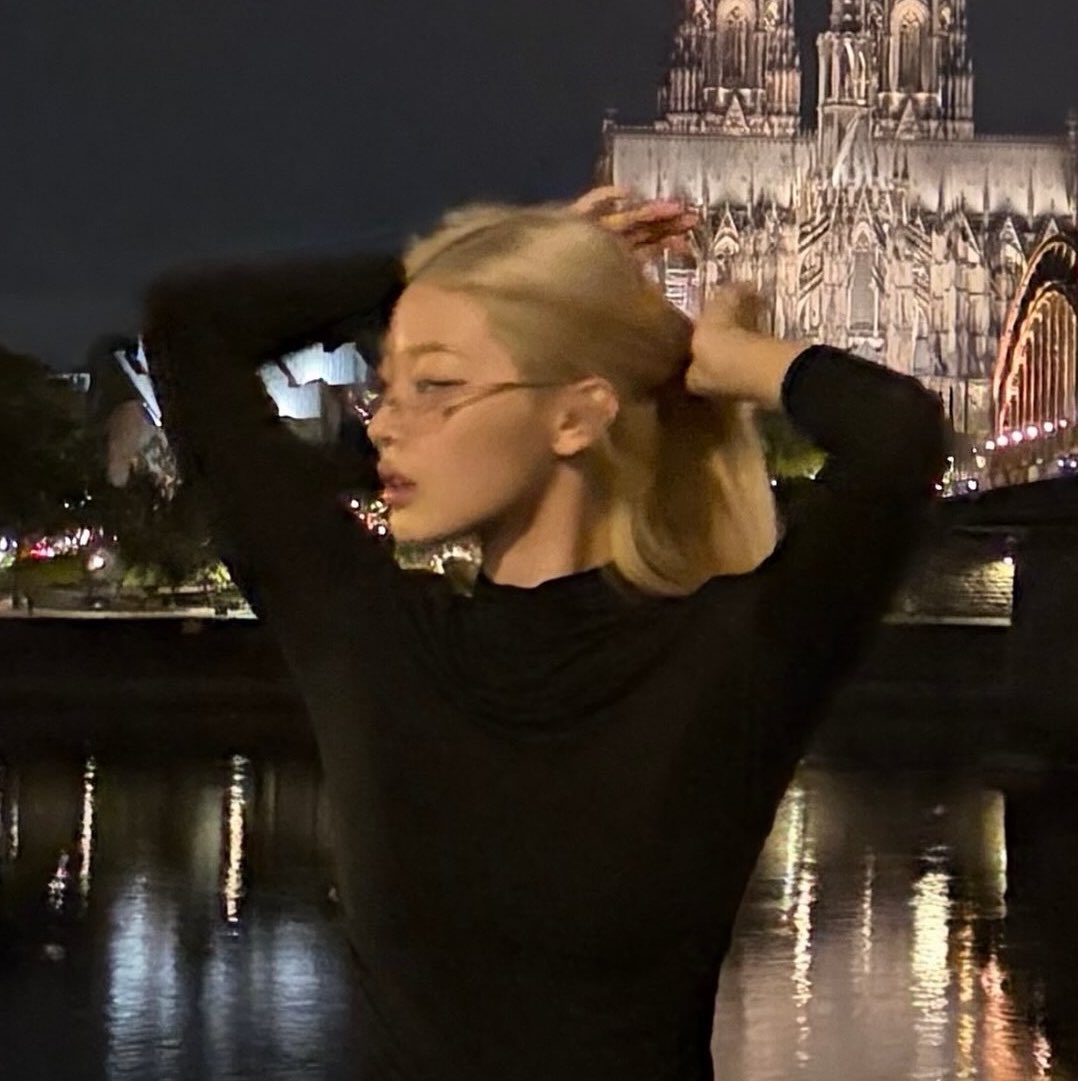 jeungify's tweet photo. she uses that jawline to shred my marriage papers to my loser husband so i can run away with her ❤️‍🩹❤️‍🩹❤️‍🩹 https://t.co/fks5kkp4EK