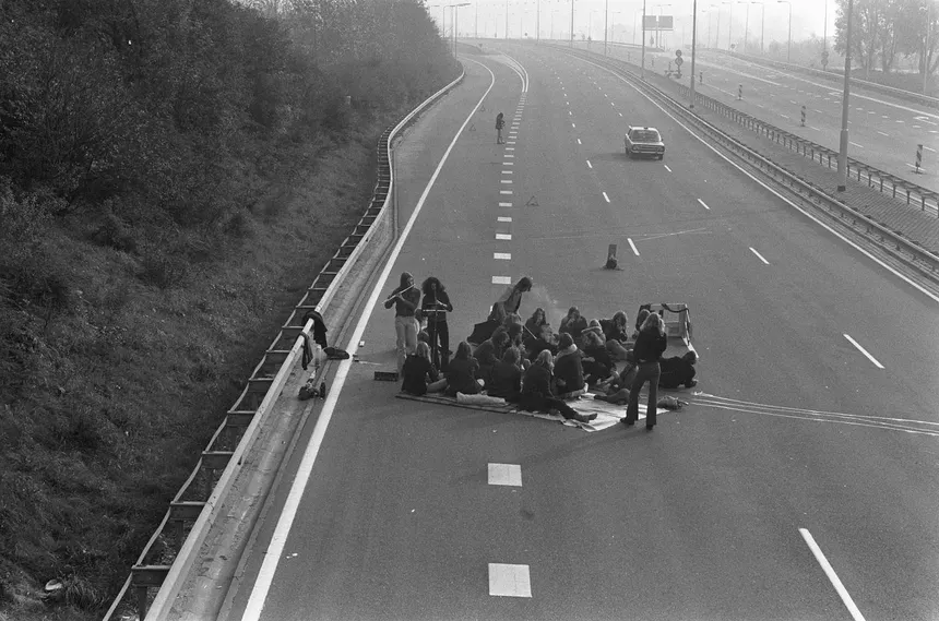 wood_eater_'s tweet photo. Thinking about those photos taken during the 1973 oil crisis https://t.co/r6hCDmtVr4
