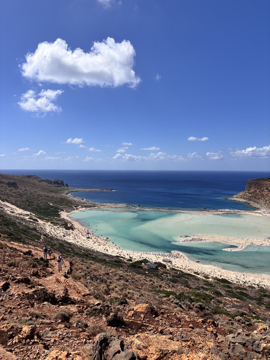 itsValOnline's tweet photo. my NA colleagues are always wondering why I’m so obsessed with hitting my daily steps

but this is just a regular European hike to the beach and back https://t.co/6R1iUAJvRd