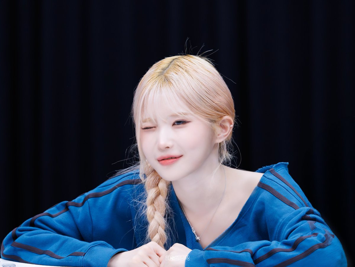 sky_piece_9's tweet photo. 260911 후즈팬 스토어 팬사인회 송하영
#송하영 #프로미스나인
#fromis_9 #SONGHAYOUNG https://t.co/sZRXrY0FUS