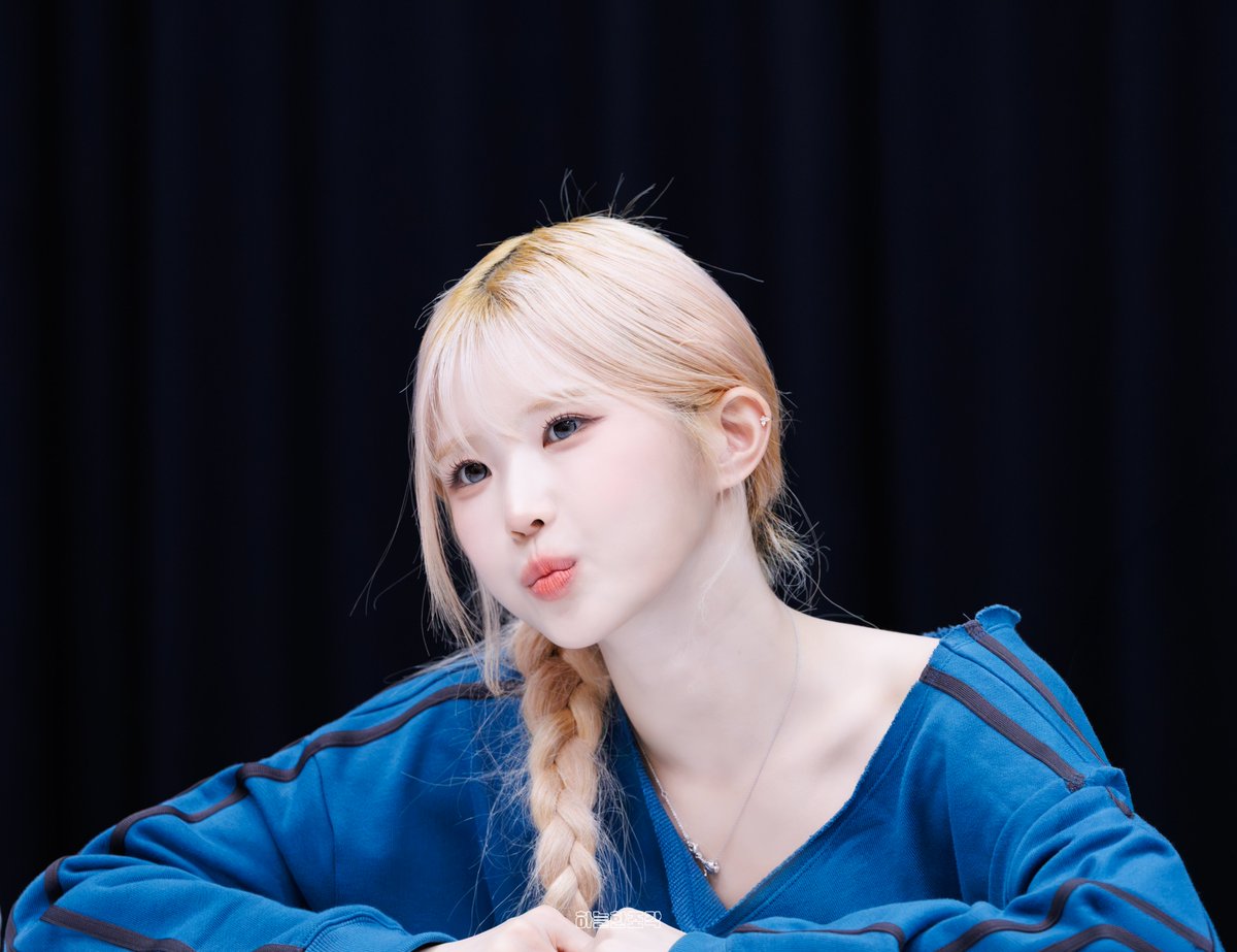 sky_piece_9's tweet photo. 260911 후즈팬 스토어 팬사인회 송하영
#송하영 #프로미스나인
#fromis_9 #SONGHAYOUNG https://t.co/sZRXrY0FUS