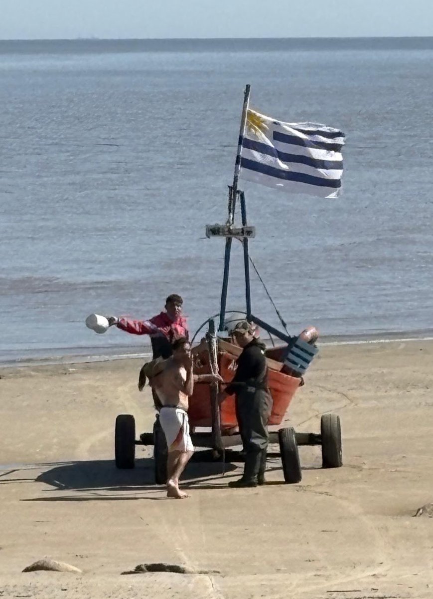 albertosilvauy's tweet photo. La chalana orgullosa, con su bandera deja el agua en #PlayaLaMulata.
Seguro navegó sobre el naufragio, donde la historia-leyenda dice un  afrodescendiente sacaba monedas de oro y una “mulata” lo esperaba en vano.
Tal vez la voz de #Gardel, vuelva a cantar desde las rocas que iba. https://t.co/I0kdVA1bie