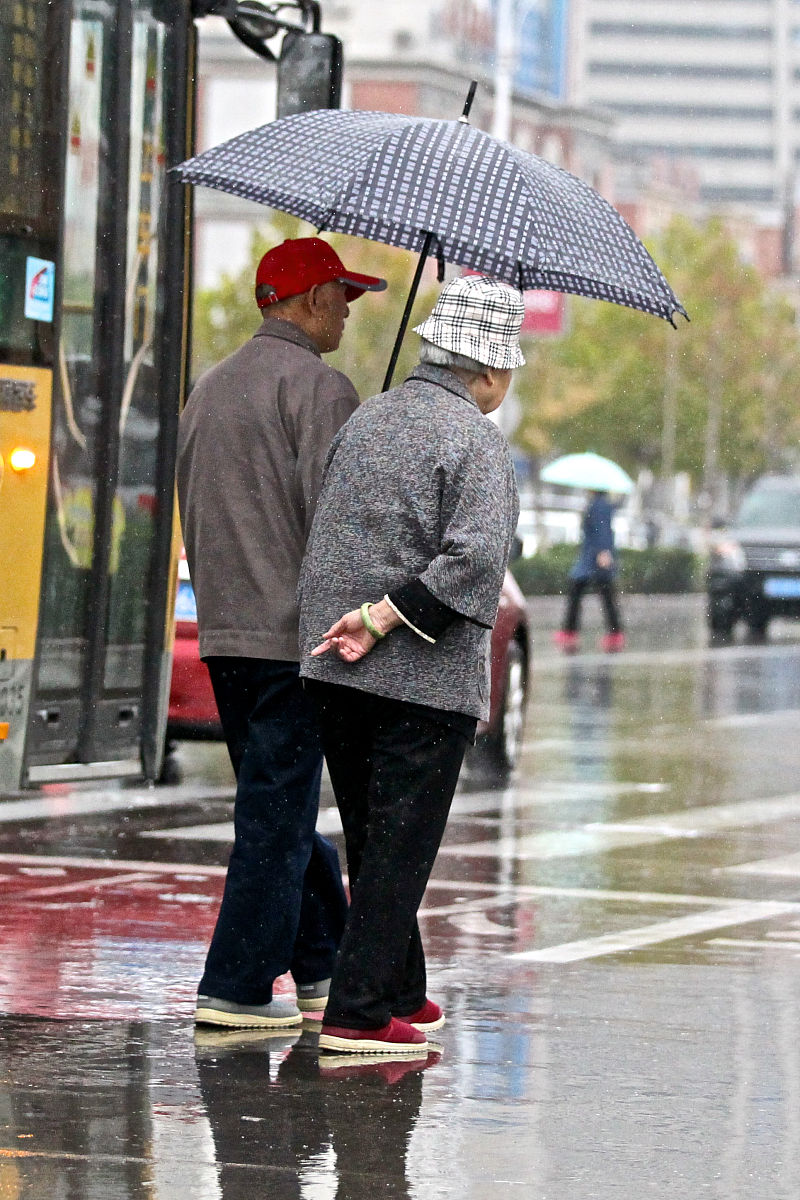 amelo560779's tweet photo. A stranger held the door for me in the rain today, no words needed just that small warm act made my whole day. https://t.co/6APWxBIqCc