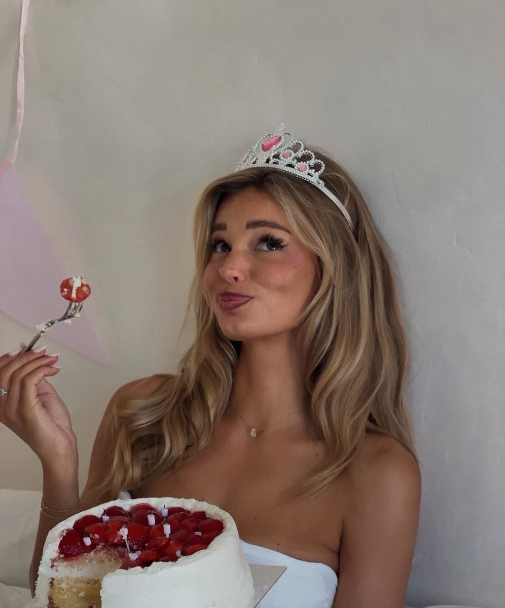euphoricbraat's tweet photo. ᅠ
                    happy late birthday to me ❤️ https://t.co/EXZ0zBQpnG