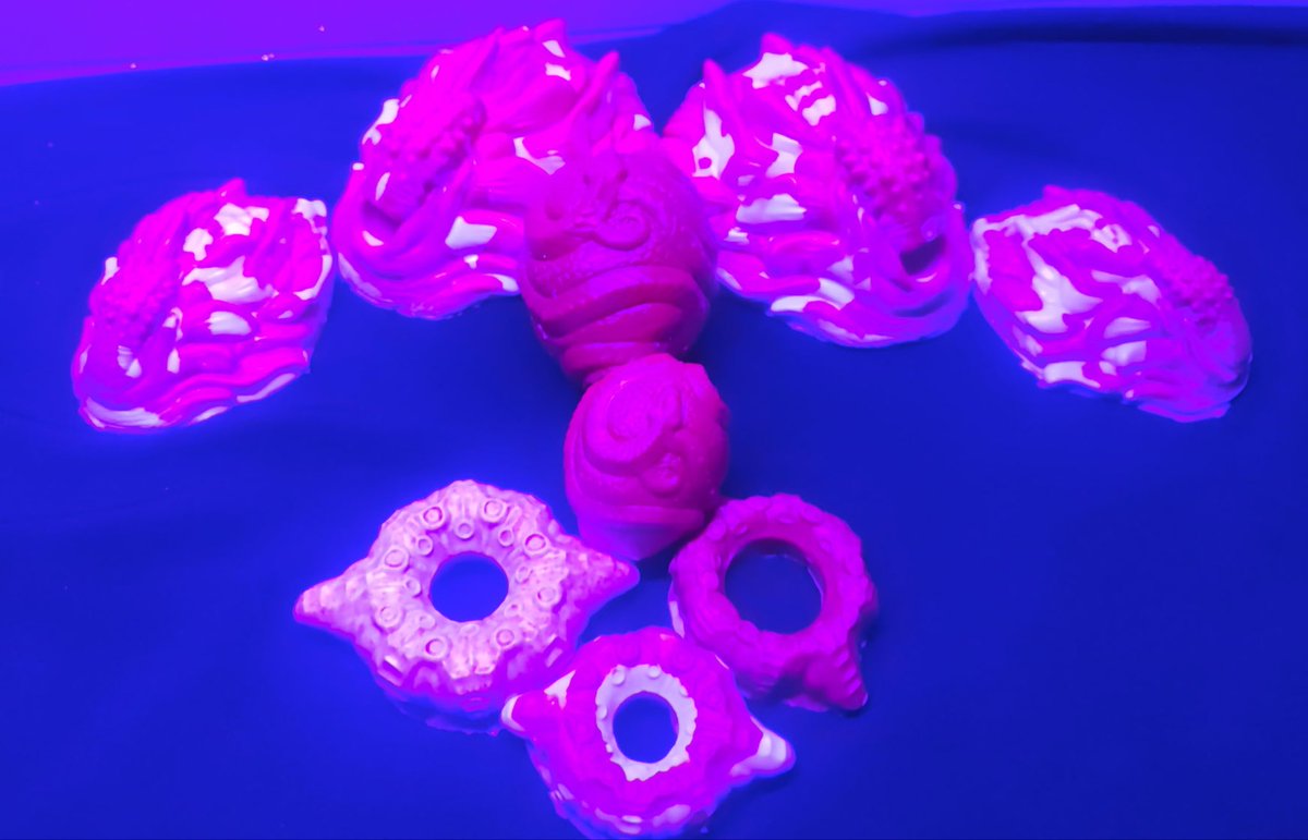 XenocatArtifact's tweet photo. Last teaser for today, another murderously magnificent batch by @Amity_XCA showing off some bloody splatters and violently red glow in the dark!

(The UV shot is so fun, the white pops out so much!) https://t.co/1B0OMvUWbk