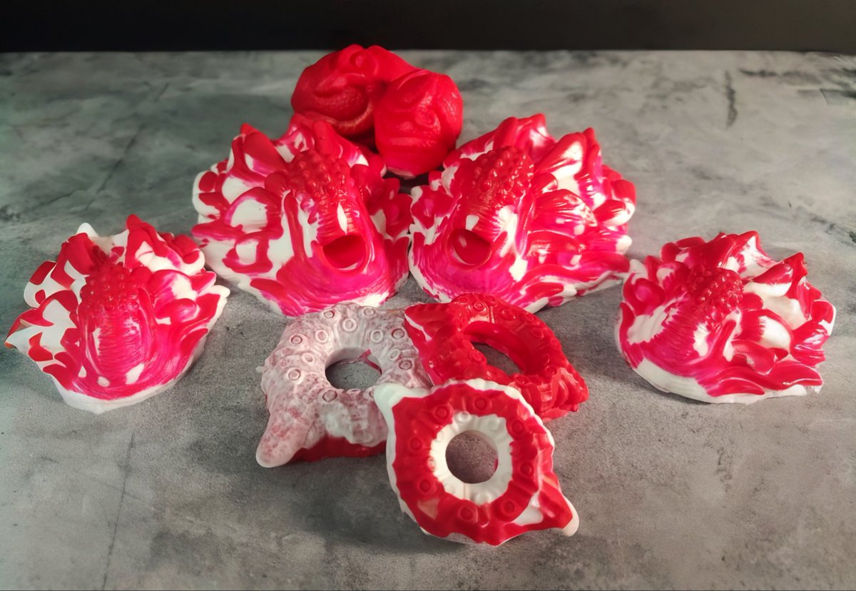 XenocatArtifact's tweet photo. Last teaser for today, another murderously magnificent batch by @Amity_XCA showing off some bloody splatters and violently red glow in the dark!

(The UV shot is so fun, the white pops out so much!) https://t.co/1B0OMvUWbk