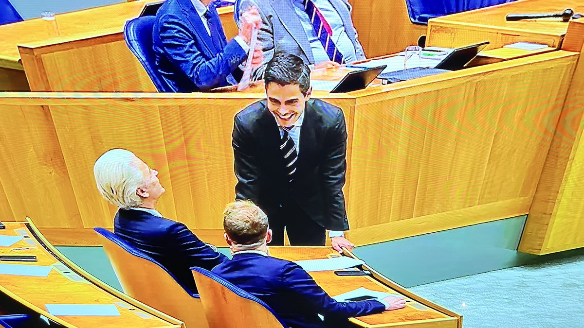 CriticusBarend's tweet photo. Allemaal toneelstuk. Wilders die Jetten verteld dat hij niks kan. Samen in een deuk van het lachen. #algemenebeschouwingen #apb26 #denat #tweedekamer https://t.co/JO4yj3kf1S