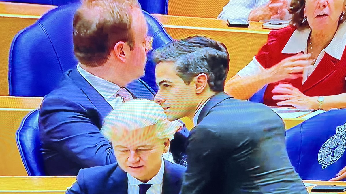 CriticusBarend's tweet photo. Allemaal toneelstuk. Wilders die Jetten verteld dat hij niks kan. Samen in een deuk van het lachen. #algemenebeschouwingen #apb26 #denat #tweedekamer https://t.co/JO4yj3kf1S