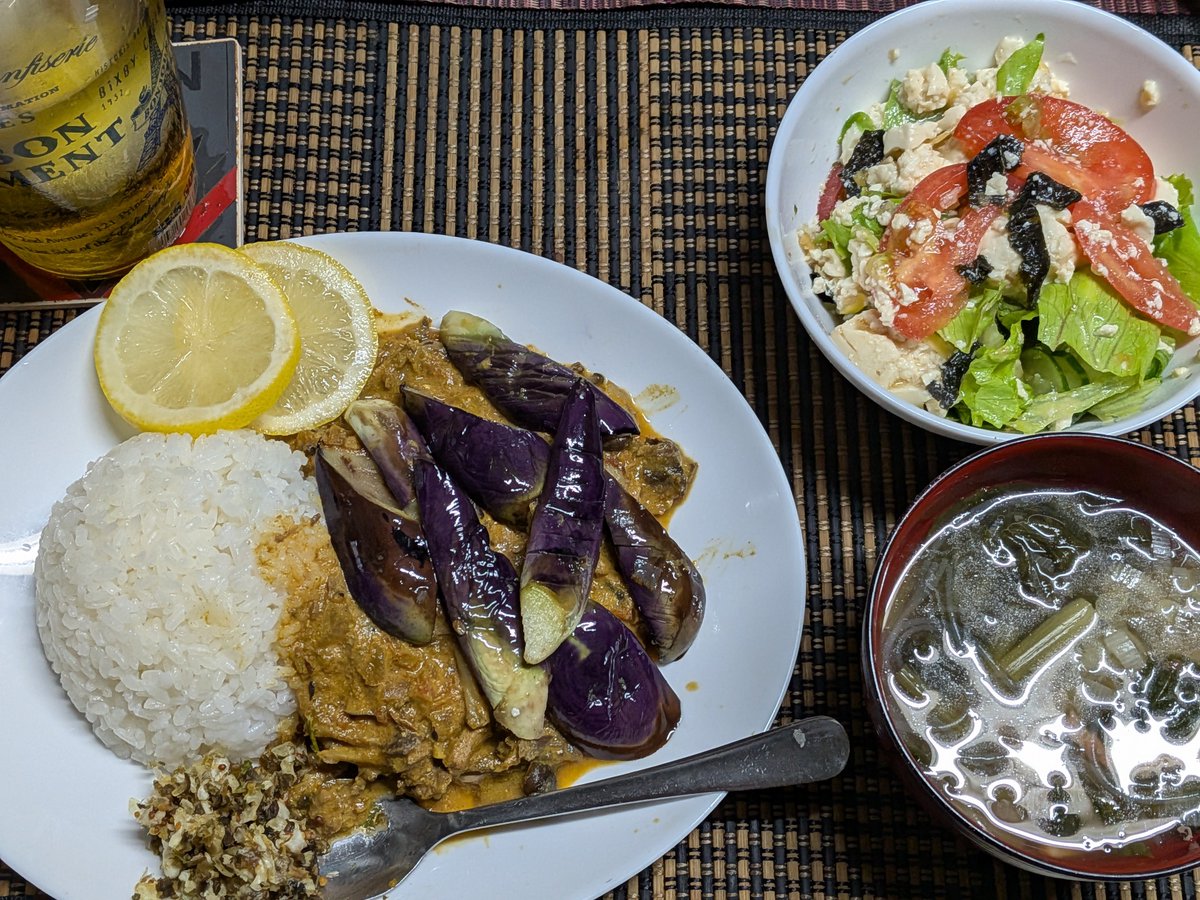 wakamotoaoi's tweet photo. ちょっとエスニックに決めた
🍆を乗っけてマグロ血合いカレーと
(cookpadレシピArrange)
チョレギ風豆腐サラダ
小松菜と春雨スープ
週末夜勤の金曜���、カレー曜日なので!
カレー食べて夜勤乗り切りたいと思います💪🍛
#あおいさん家の晩ごはん
#cookpad https://t.co/y6eZRVhvaO