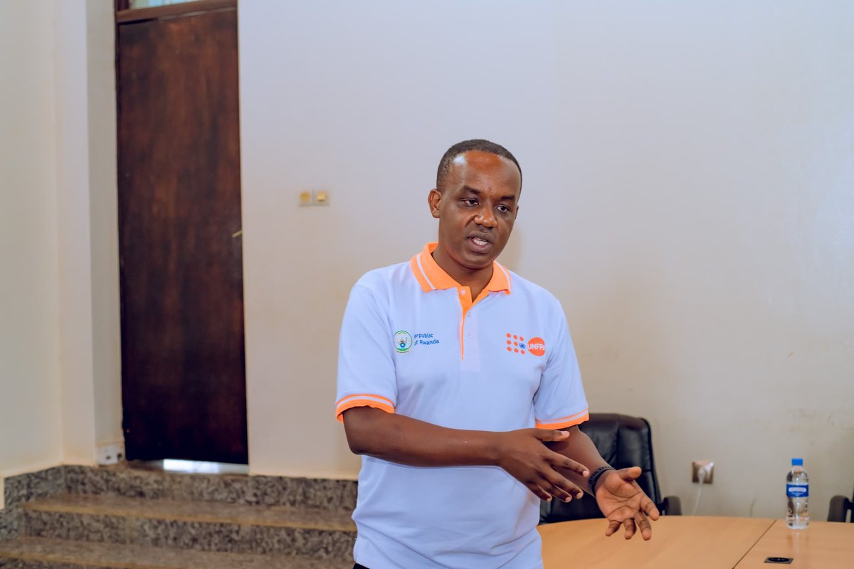 VoiceChang93648's tweet photo. 🇷🇼🤝 Today, the Permanent Secretary at @RwandaYouthArts, Mr. @ishungure, together with Mr. @NyamaswaFrancis, engaged with youth leaders serving at Sector and District Committee levels. The discussions focused on youth development, available opportunities. https://t.co/CYKhfdzbh5
