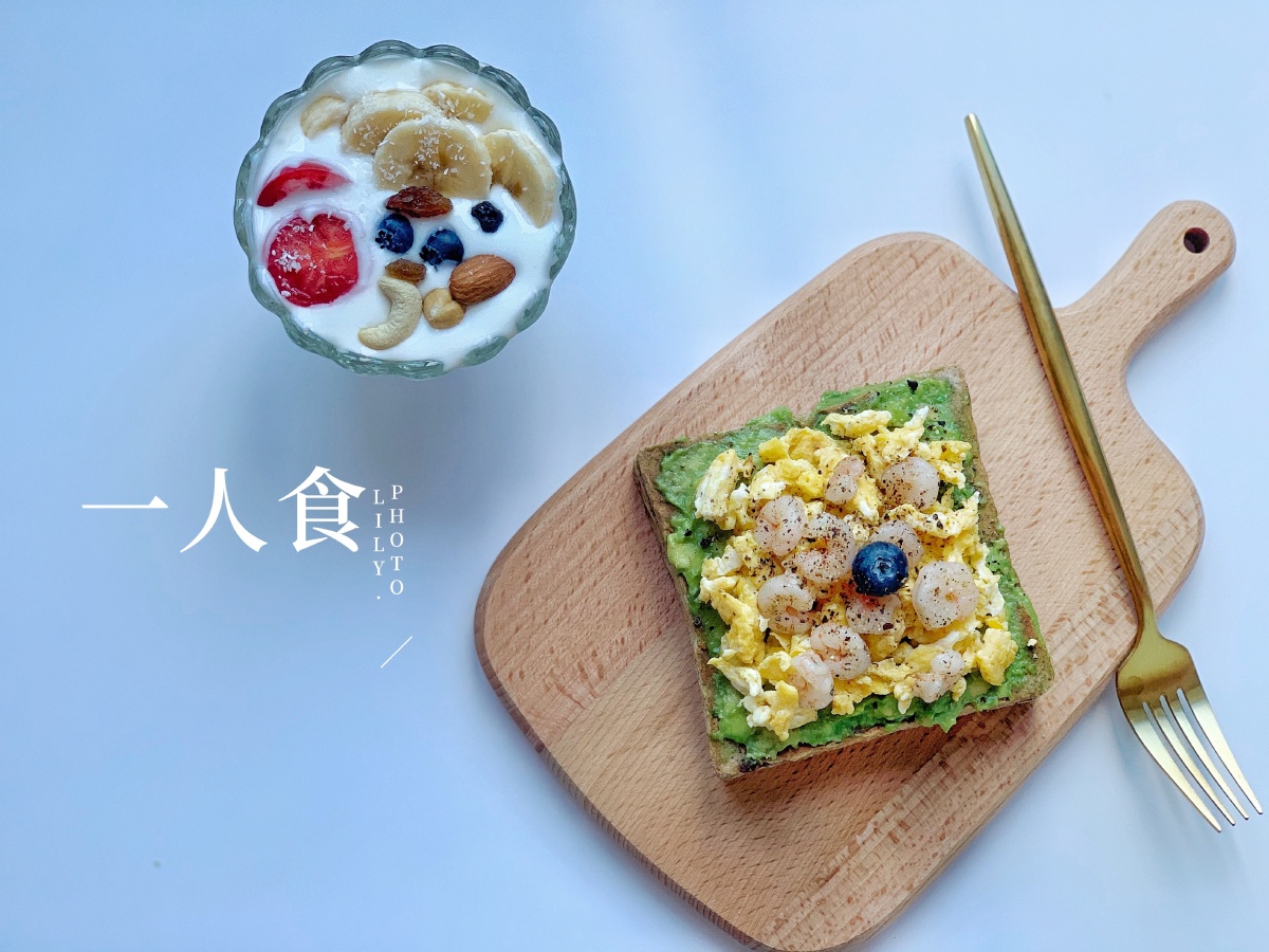 lyJuOgrVHo8dCdY's tweet photo. [Just had the creamiest avocado toast for brunch—crispy sourdough, a pinch of flaky salt, and a dash of red pepper flakes hit so different on a lazy Sunday ]， https://t.co/29Q8otLatC