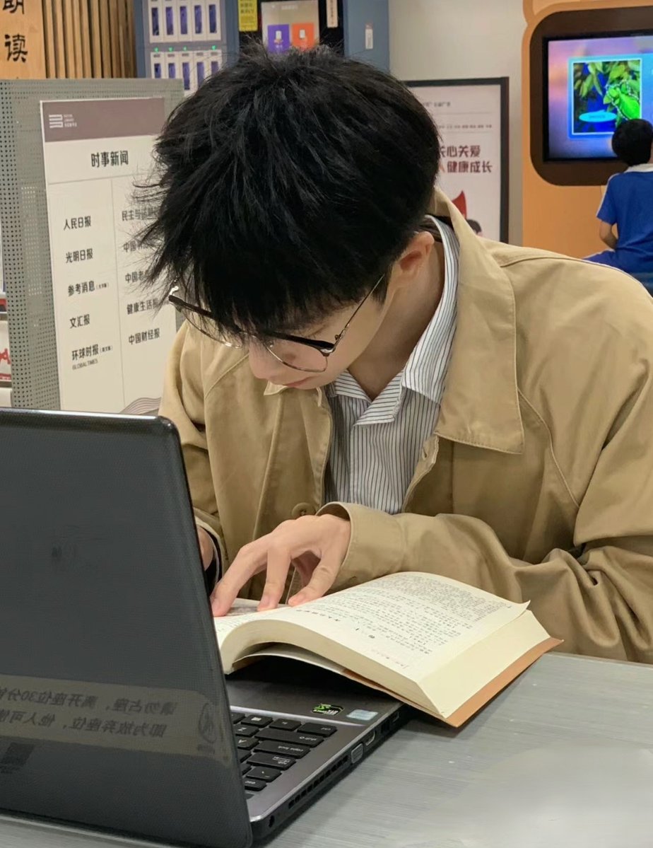 blosn509012's tweet photo. Just caught my intern trying to use a stapler to stick half-eaten bento back together instead of a food container. Office chaos level: 10/10. https://t.co/wAsWUdlo0i
