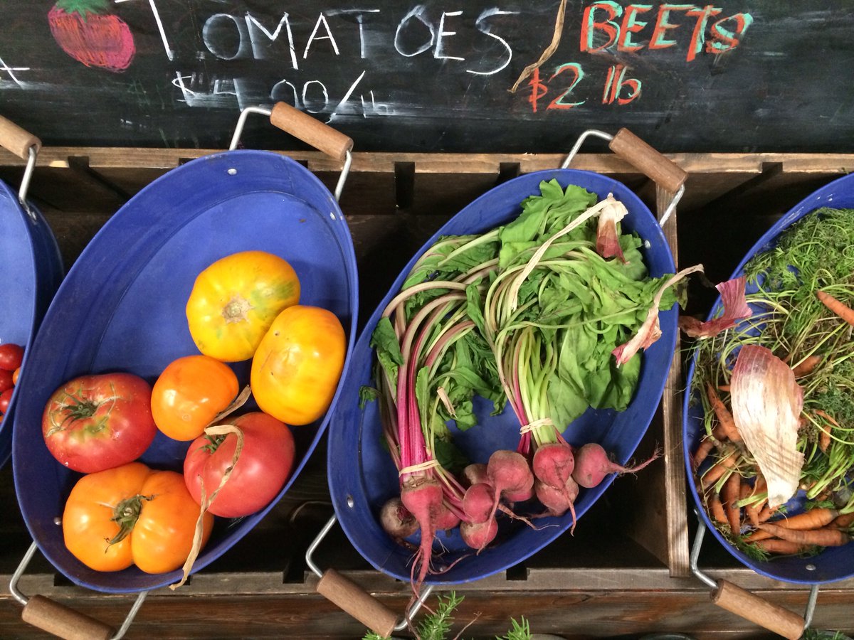 JanelSales49p's tweet photo. Fresh local heirloom tomatoes and basil from the farmers market! Perfect for weekend pasta or caprese salad—grab them before they sell out! https://t.co/iOmdjkccMQ