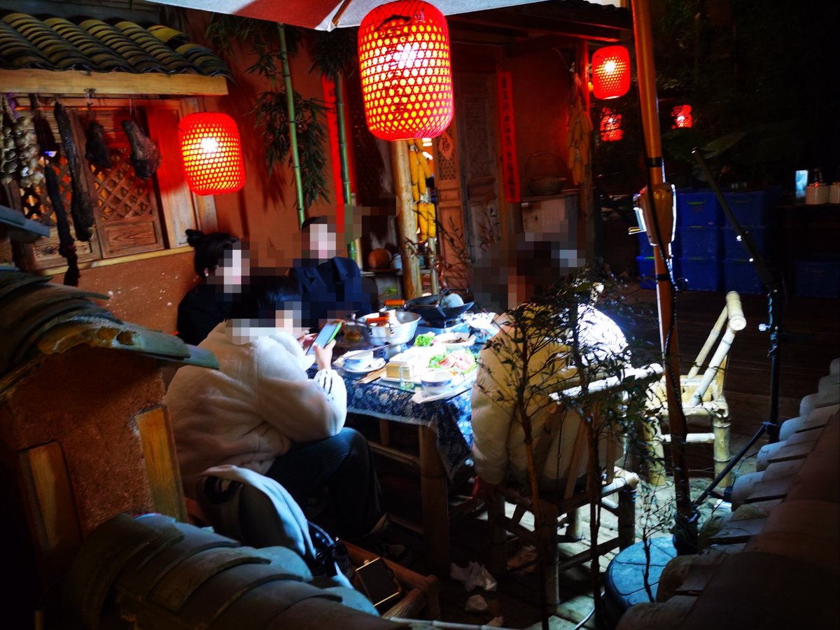 JanaeBroad3aj's tweet photo. Late night craving hits—steaming pork gyoza, miso soup, and a warm glass of sake at the tiny 24/7 ramen stall down the alley. The hum of quiet regulars makes every tired moment feel soft. https://t.co/w1PWMZk1Ag