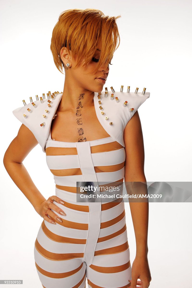 nae__paris's tweet photo. Rihanna’s AMA look during the Rated R era (2009) https://t.co/JocxoI5j4V