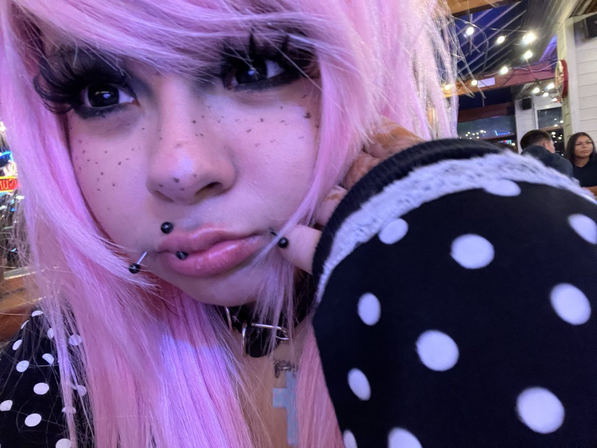 bbcbarbiedoll's tweet photo. princess stare https://t.co/tDmuxadTC7