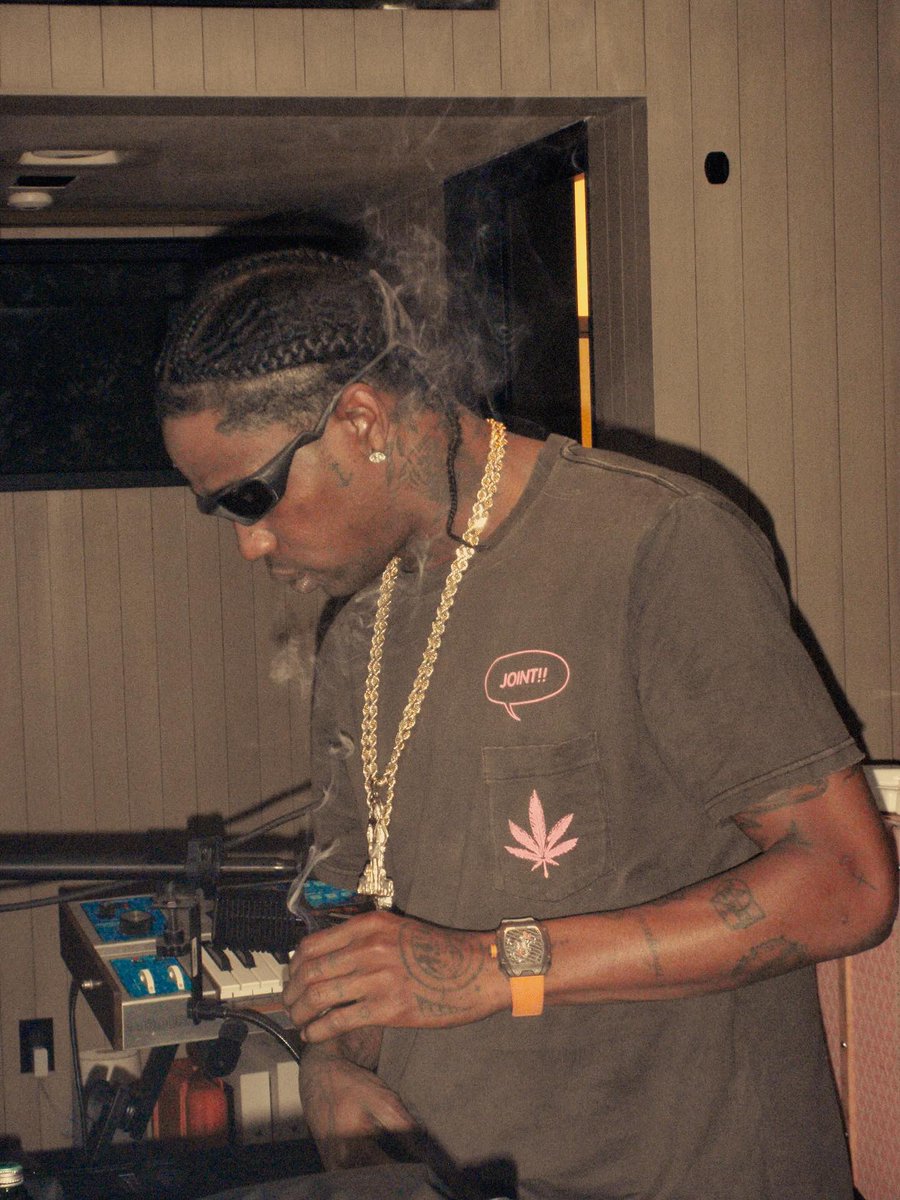 tervisscoot's tweet photo. Travis Scott in the studio via IG 👀

“RHYNO OUT NOW
GTA 💿 and 🎮 ON THE WAY
SEE YOU SOON
LIVE FROM THE J... O. H.....” https://t.co/RXdMfuXnKg