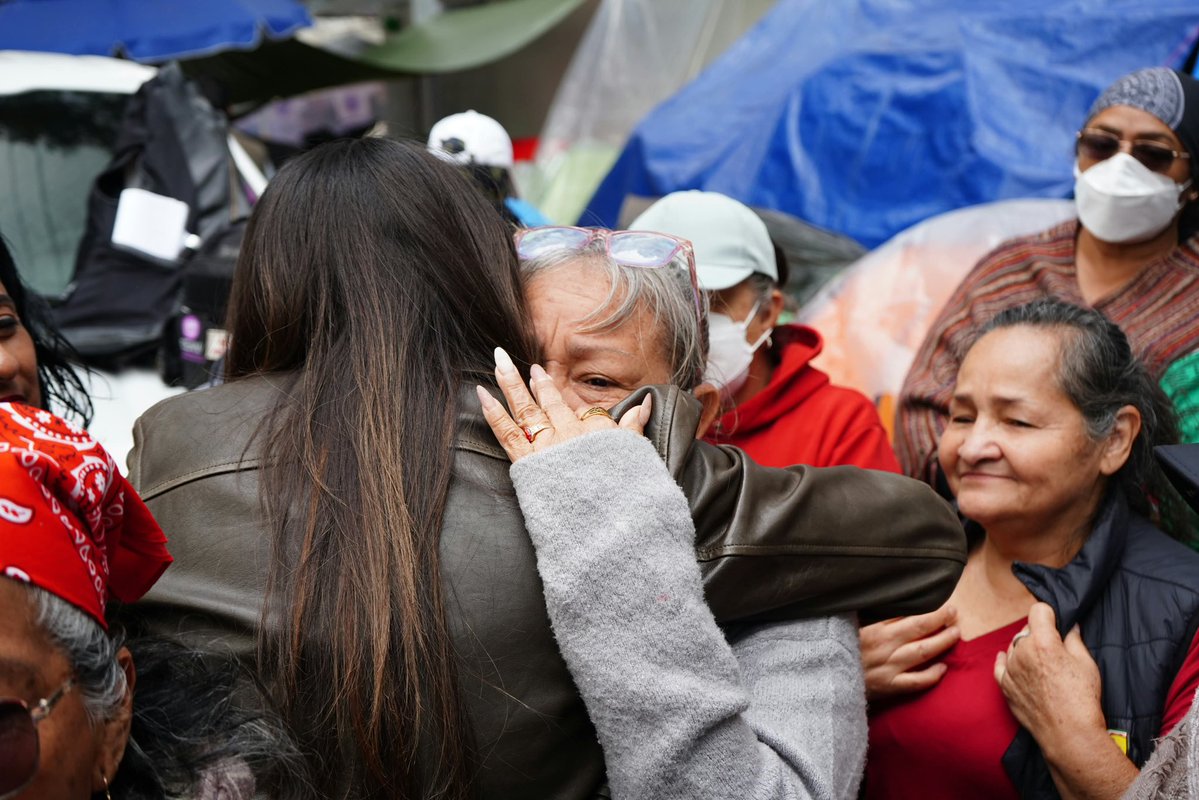 AlessandraRdlv's tweet photo. Hoy volvimos con las madres buscadoras.
No con discursos. Con lo que necesitan mientras hacen lo que ningún ser humano debería tener que hacer: buscar a quienes aman.

Llevamos una jornada de salud y atención psicológica, e instalamos baños para hacer un poco menos dura la espera.

Pero esto no debería depender de quién decide voltear a verlas. El gobierno tiene la obligación de acompañarlas, escucharlas y no dejarlas solas.

Porque mientras una madre siga buscando, ninguna autoridad debería mirar hacia otro lado. Nosotras vamos a seguir estando. Con ellas y para ellas. 💜