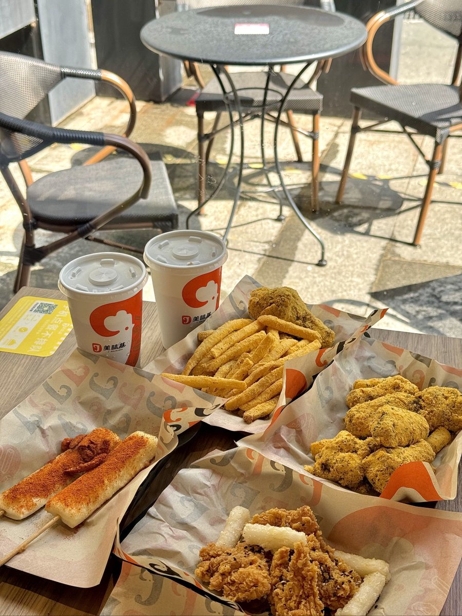petia735649's tweet photo. Craving some street food magic! Warm Taiwanese bubble tea paired with crispy fried chicken cutlet – the perfect on-the-go combo that hits every snack spot. https://t.co/gOcFJBu1Uj