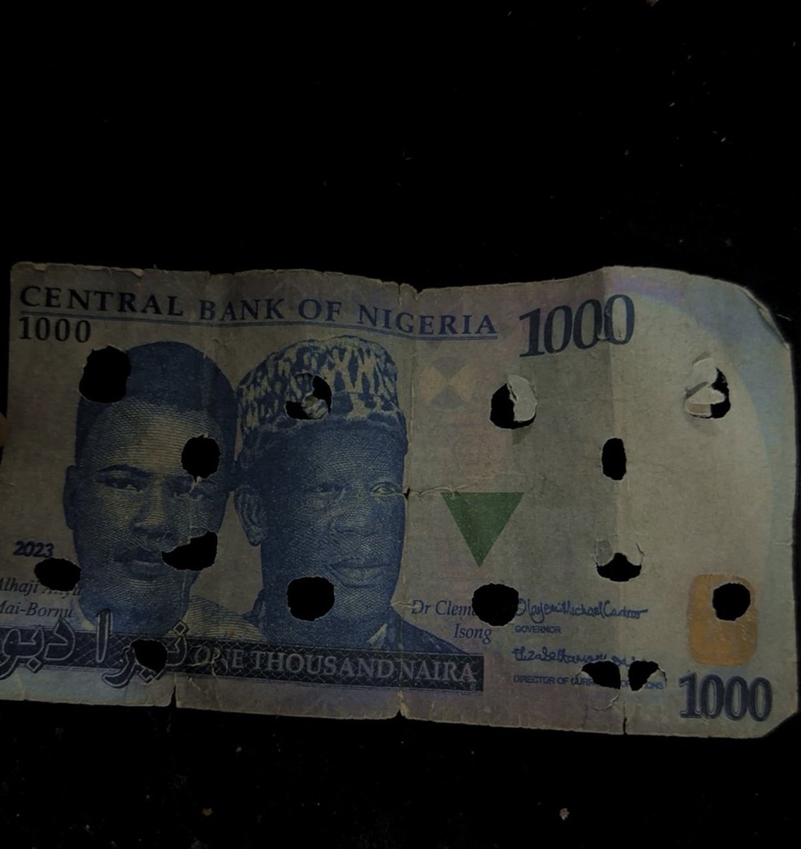 TheSerahIbrahim's tweet photo. Got cash from a bank and took some of it straight to another bank to make a deposit. Imagine my shock when the second bank started puncturing the notes.
3 counterfeit bills among the money I had literally just withdrawn from a bank.

How do you withdraw money from a bank and end up discovering fake notes in it at another bank? Crazy…