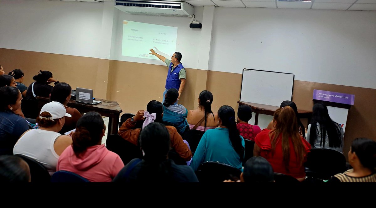 MAE_Zonal5's tweet photo. #NuestrosTécnicos de la Oficina de Los Ríos desarrollaron una charla sobre Buenas Prácticas Ambientales (BPAs), dirigida a beneficiarios👥️ del Cr��dito de Desarrollo Humano, en las instalaciones del @MinTrabajoEc en Babahoyo. https://t.co/jBGs30cLAJ